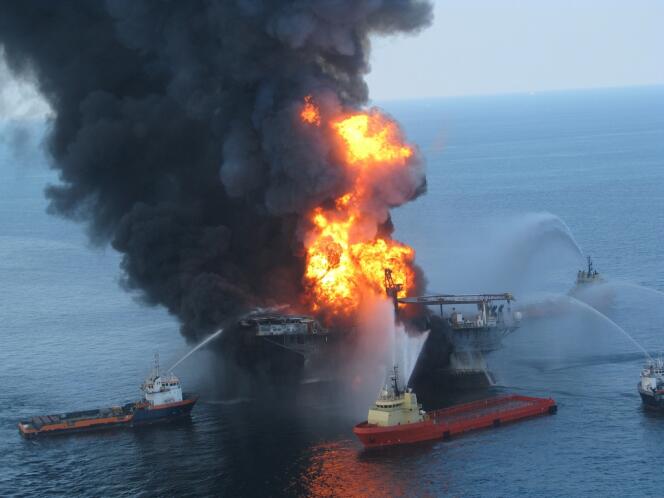 Des navires de secours essaient d'éteindre l'incendie sur la plateforme Deepwater Horizon, le 22 avril 2010.