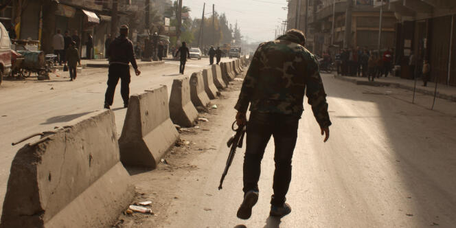 Un combattant rebelle dans une rue d'Alep, dans le nord de la Syrie, le 10 janvier 2014. 