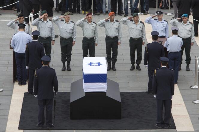 Des généraux israéliens devant le cercueil d'Ariel Sharon, le 12 janvier 2014.