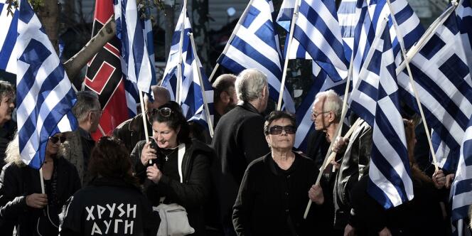 Partisans d'Aube dorée devant le tribunal d'Athènes le 11 janvier. 