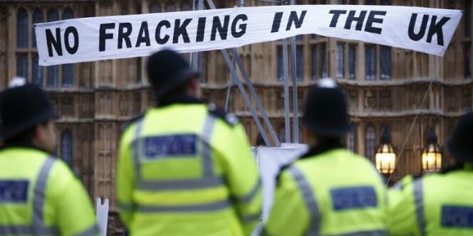 Manifestation contre l'exploration par fracturation hydraulique du gaz de schiste devant le Parlement à Londres, en décembre 2012. 