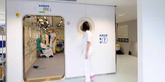 Séance d'oxygénothérapie hyperbare au centre de réanimation du CHRU de Lille.