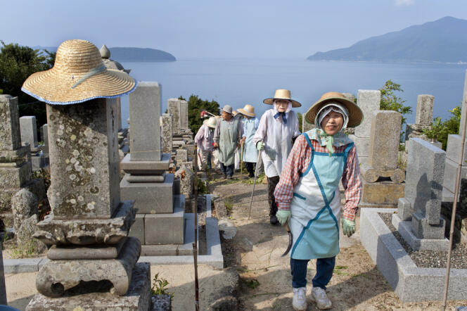 Des habitants du village de Nakahama, nettoyent les tombes de leurs ancêtres.