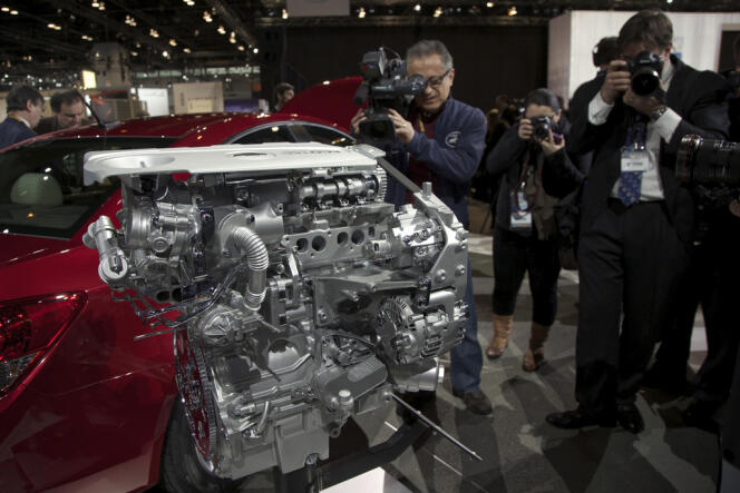 Présentation d’un véhicule Chevrolet équipé d’une motorisation diesel, lors du Salon automobile 2013 de Chicago (Illinois).