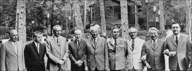 Les dirigeants des pays signataires du pacte de Varsovie, à Sotchi, en juin 1973. De gauche à droite : Todor Zhivkov, Nicolae Ceausescu, Edward Gierek, Janos Kadar, Gustav Husak, Leonid Brejnev, Erich Honecker, Yumsjhagiin Tsedenbal, et Alexei Nikolayevich Kosygin.