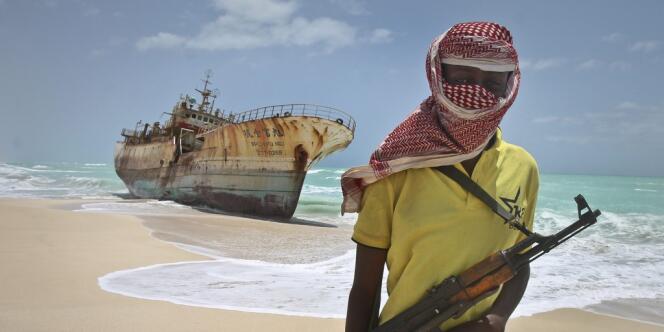 Un pirate somalien, près d'un navire taïwanais échoué sur une plage près de Hobyo, en Somalie.