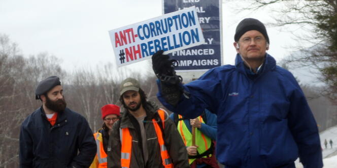 Le juriste Lawrence Lessig (en bleu) est l'un des organisateur d'une marche citoyenne qui traverse le New Hampshire du 11 au 24 janvier.