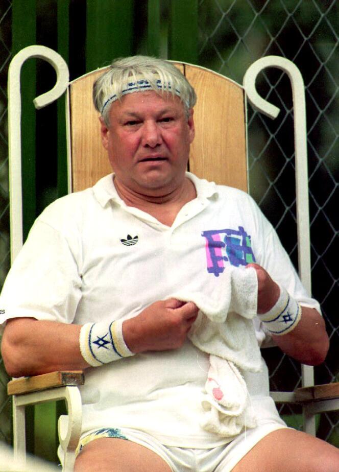 Boris Elstine sur le court de tennis de sa datcha à Sotchi, en août 1992. 