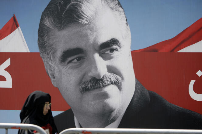 Devant un portrait de l'ancien premier ministre Rafik Hariri, à Beyrouth le 19 août 2011.
