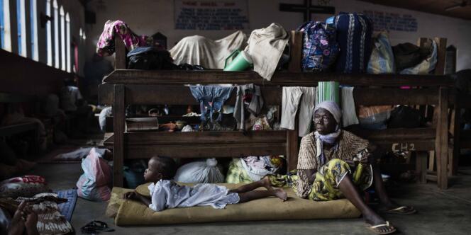 A Bangui, une femme âgée et sa petite-fille réfugiées dans l'église Saint-Mathias.