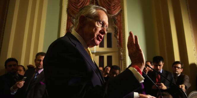 Chef des démocrates au Sénat, Harry Reid soutient Barack Obama contre le projet de loi qui donne un an à l’Iran pour accepter un accord, faute de quoi ses exportations pétrolières seraient ramenées à zéro. 
