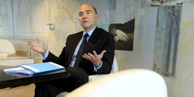 Pierre Moscovici, ministre de l'économie et des finances à son bureau de Bercy.