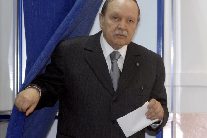 Le président algérien Abdelaziz Bouteflika, en mai 2012, à la sortie d'une élection parlementaire. 
