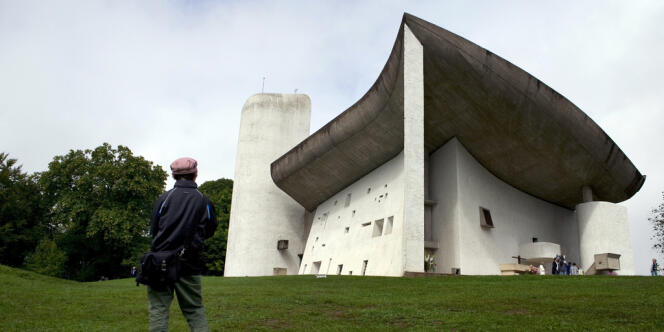 Vue de la chapelle Notre-Dame-du-Haut, à Ronchamp, conçue et réalisée par Le Corbusier en 1955.