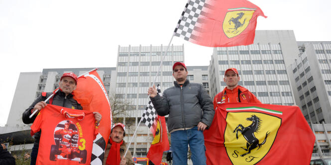 Des fans de Michael Schumacher, le 3 janvier, devant l'hôpital de Grenoble où il a été hospitalisé.