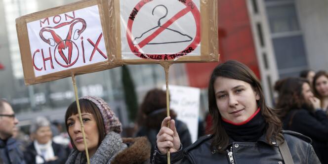 Des manifestantes défendant le droit à l'avortement à Paris, dimanche 19 janvier.