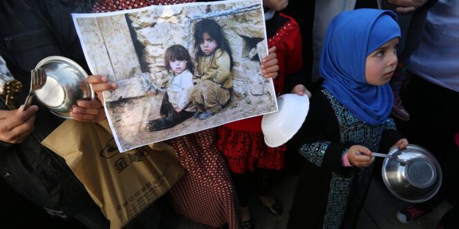 Manifestation de soutien aux réfugiés palestiniens du camp de Yarmouk (Syrie), le 16 janvier à Gaza.