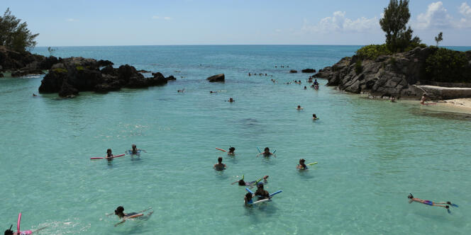 Des baigneurs, le 15 juillet 2013 aux Bermudes.