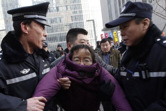 Des supporteurs de Xu Zhiyong ont été interpellés par la police, à Pékin, le 22 janvier.