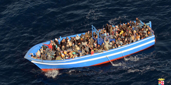 Photo de la marine italienne, prise en janvier, d'un bateau de clandestins au large de l'île de Lampedusa.