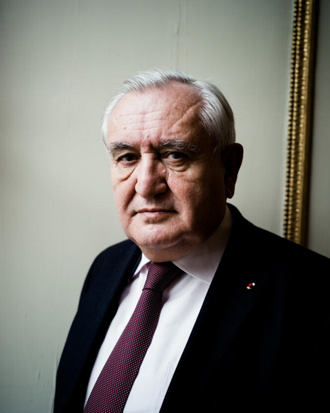 Jean-Pierre Raffarin dans son bureau au Sénat, le 22 janvier. 