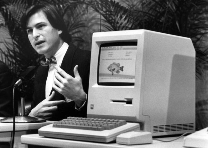 Steve Jobs, 29 ans, alors PDG d’Apple, lors de la présentation au public du premier modèle Mac, à Cupertino, en Californie, le 24 janvier 1984.