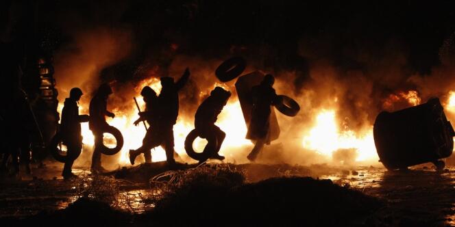 Des manifestants lors des affrontements à Kiev, le 23 janvier.