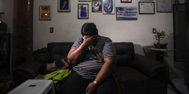 Le cousin d'Edgar Tamayo Arias en pleurs, le 22 janvier dans sa maison familiale, à Miacatlan, dans l'Etat de Morelos. 