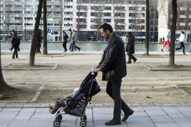 Un père de famille dans les rues de Paris, en février.