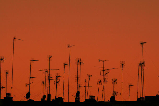 Des antennes de télévision sur des toits.