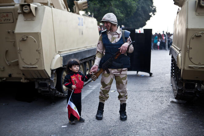 Un soldat égyptien et un enfant dans les rues du Caire pendant une manifestation pour les trois ans de la révolution égyptienne, le 25 janvier.