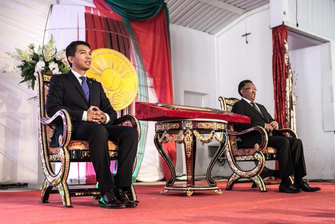 Cérémonie de passation des pouvoirs entre le président sortant Andry Rajoelina ( à gauche) et le nouveau président de Madagascar, Hery Rajaonarimampianina, le 24 janvier 2014.