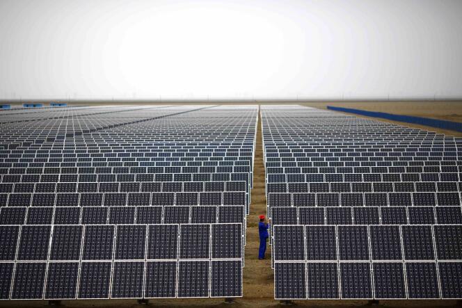 « A l’horizon 2020, la Chine prévoit de disposer d’au moins 110 GW de capacités en énergie solaire » (Photo: ferme solaire à Dunhang, province de Gansu, en 2013).