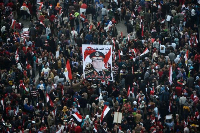 Affiche à l'effigie du général Al-Sissi pendant les manifestations du troisième anniversaire de la révolution égyptienne, sur la place Tahrir au Caire le 25 janvier.