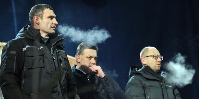 Trois leaders de l'opposition, de gauche à droite Vitali Klitschko, Oleh Tiagnibok et Arseni Iatseniouk, après les négociations avec le gouvernement, devant la foule place de l'indépendance à Kiev le 25 janvier.