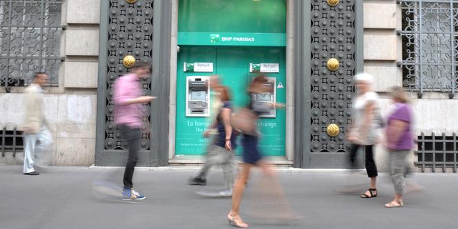 Dans les rues de Paris, en août 2011.