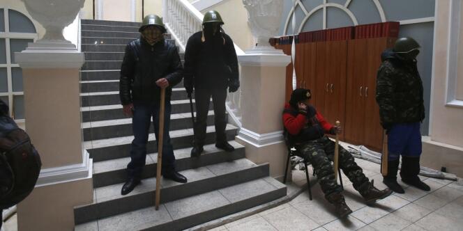 Des membres de l'opposition occupant le ministère de l'intérieur ukrainien, le 27 janvier à Kiev.