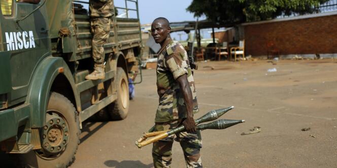 Un combattant de la Séléka lors de l'évacuation du camp de Roux, à Bangui, le 27 janvier.