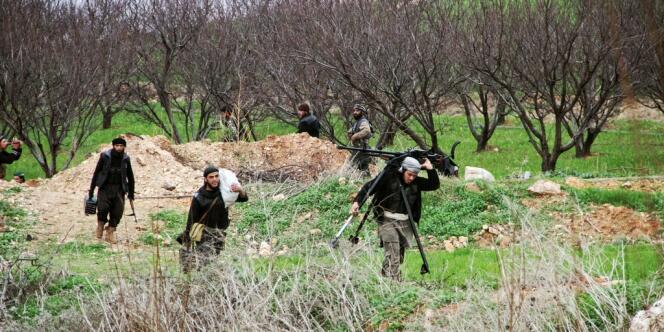 Des opposants syriens armés se préparent pour une attaque dans la ville de Nasiriyah, au nord d'Hama, le 26 janvier.