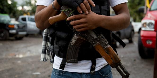 Un homme armé appartenant à un groupe d'autodéfense du Michocan, en janvier, à Antunez.