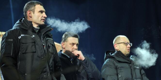 De gauche à droite : Vitali Klitschko, Oleg Tiagnibok et Arseni Iatseniouk s'adressent aux manifestants, place de l'Indépendance.
