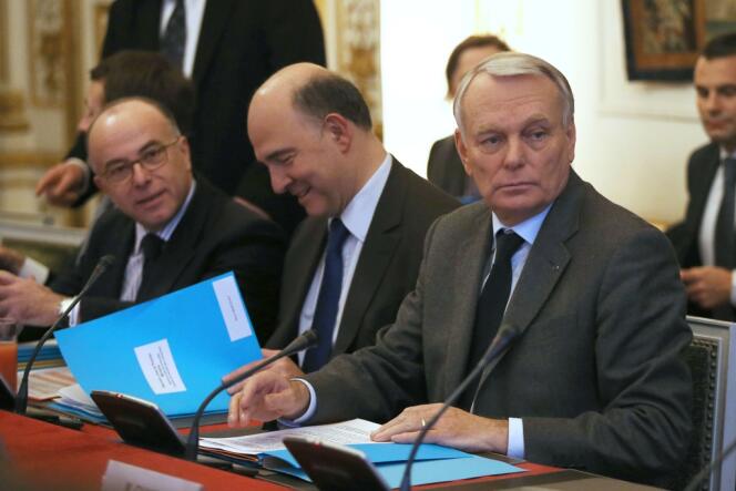 Bernard Cazeneuve, Pierre Moscovici et Jean-Marc Ayrault (de gauche à droite) lors des 
Assises de la fiscalité des entreprises, le 29 janvier. 