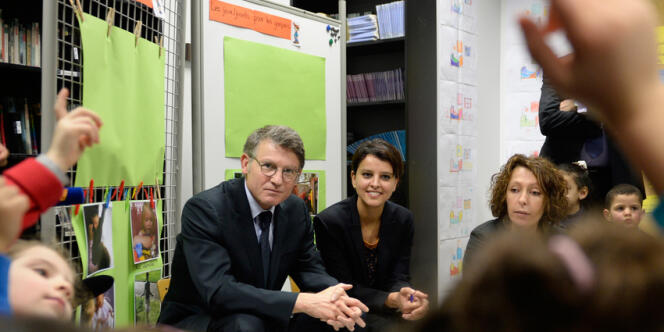 Le ministre de l'éducation Vincent Peillon et la ministre des droits des femmes Najat Vallaud-Belkacem dans une école maternelle, le 13 janvier.