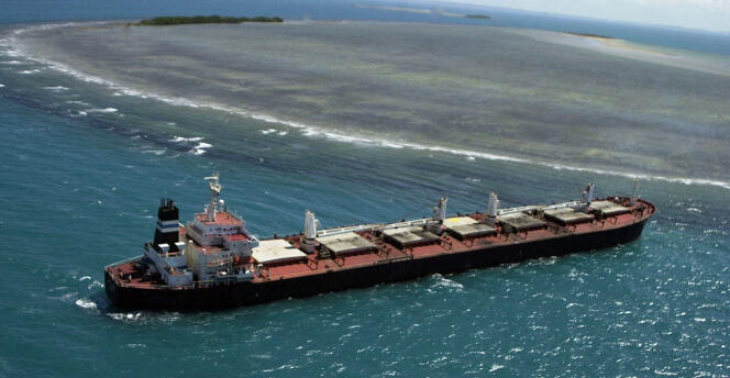 Un cargo transportant du charbon près de la Grande Barrière de corail en Australie.