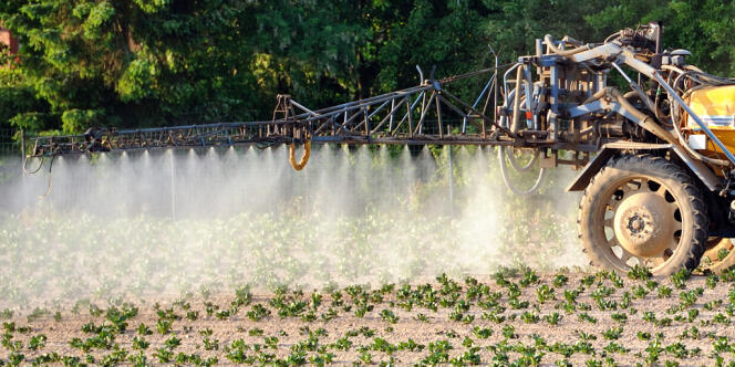 Epandage de pesticides dans un champ à Godewaersvelde, dans le nord de la France, en mai 2012.