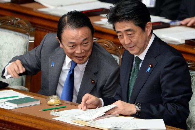 Le ministre des finances japonais, Taro Aso (à gauche) et le premier ministre, Shinzo Abe, le 28 janvier 2014 au Parlement.