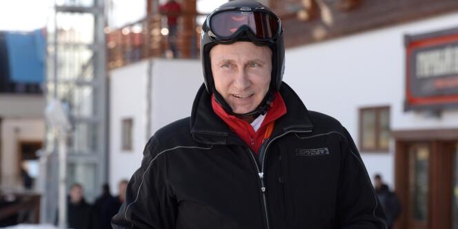 Comme ici début janvier, le président russe Vladimir Poutine s'est plusieurs fois affiché avec des skis, contribuant au développement de la pratique des sports d'hiver en Russie.