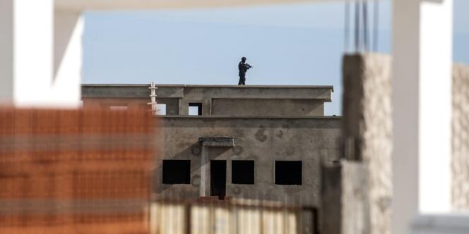Un membre d'une unité antiterroriste sur un toit à Raoued, le 4 février 2014.