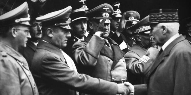 Otto Abetz et Philippe Pétain se serrant la main en novembre 1941.