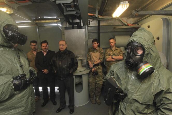 Le ministre chypriote des affaires étrangères Ioannis Kasoulides en compagnie de militaires danois sur une frégate escortant les transports d'armes chimiques hors de Syrie, le 3 février.